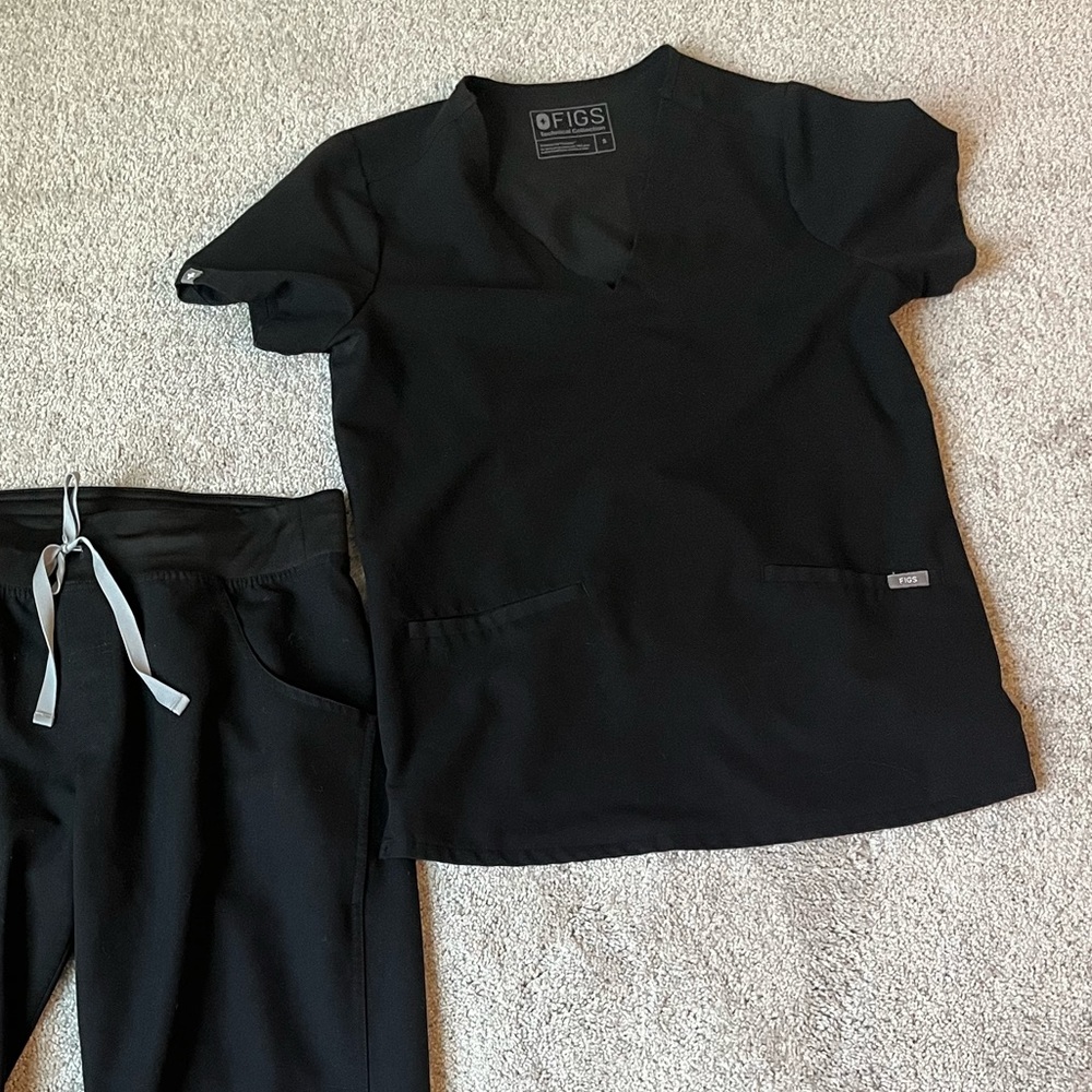 FIGS black three pocket scrub top